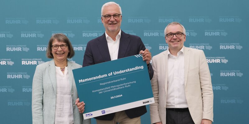 After the signing (from left): Prof. Dr. Uta Hohn (KoMet spokesperson for Ruhr- University Bochum), RVR regional director Garrelt Duin, Prof. Dr. Thorsten Wiechmann (KoMet spokesperson for TU Dortmund University)